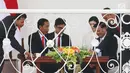 Petugas menyiapkan teh untuk menemani Presiden Joko WIdodo (Jokowi) dan PM Republik Demokratik Rakyat Laos Thongloun Sisoulith berbincang santai di Beranda Istana Bogor, Jawa Barat, Kamis (12/10). (Liputan6.com/Angga Yuniar)