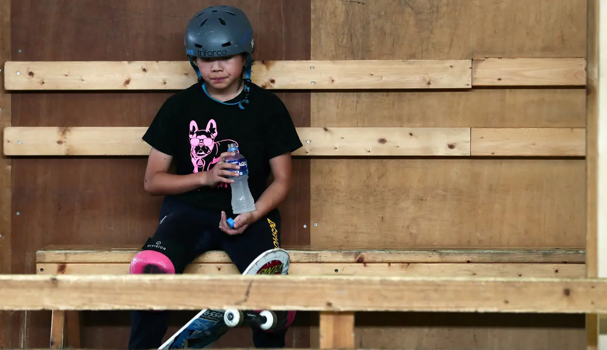 Skateboarder Misugu Okamoto beristirahat saat sesi latihan di Kota Ama, Prefektur Aichi, Jepang, 2 Juli 2019. Okamoto baru saja lolos kualifikasi untuk X Games musim panas ini. (Behrouz Mehri/AFP)