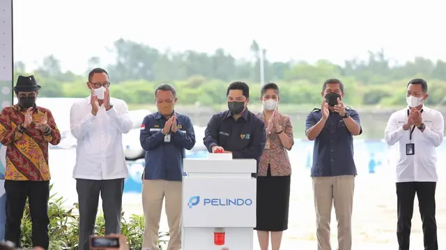 Menteri BUMN Erick Thohir saat saat meresmikan prosesi penataan infrastruktur Terminal LNG BMTH, Pelabuhan Benoa di Bali, Selasa (29/3/2022).
