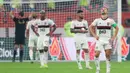 Para pemain Flamengo tampak kecewa usai dikalahkan Liverpool pada laga Piala Dunia Antarklub 2019 di Stadion Internasional Khalifa, Doha, Minggu (21/12). Liverpool menang 1-0 atas Flamengo. (AFP/Karim Jaafar)