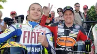 Valentino Rossi (kiri) menyebut John McGuinness adalah idola bagi para pebalap. (Motorcycle News)