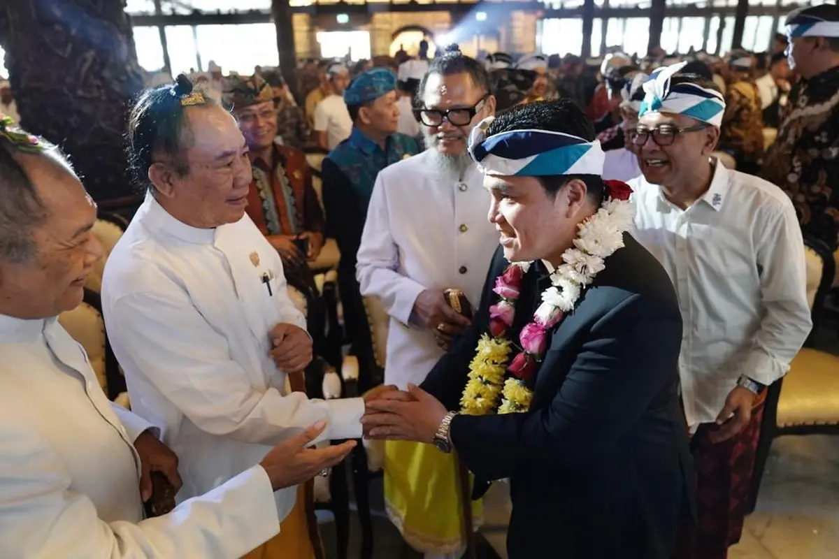 Menteri BUMN Erick Thohir dalam Perayaan Hari Suci Nyepi Tahun Saja 1945, dengan melaksanakan Dharma Santi BUMN 2023 di Sasono Utomo, Taman Mini Indonesia Indah, Jakarta Timur