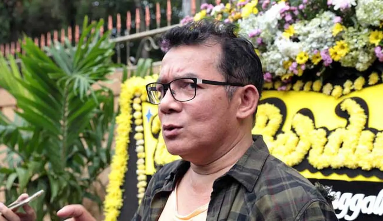 Terlihat juga Mathias Muchus, suami Mira Lesmana, yang menceritakan sedikit pertanda sebelum mertuanya meninggal dunia. Menurutnya, ada beberapa permintaan Nien yang menjadi signal sebelumnya. (Deki Prayoga/Bintang.com)