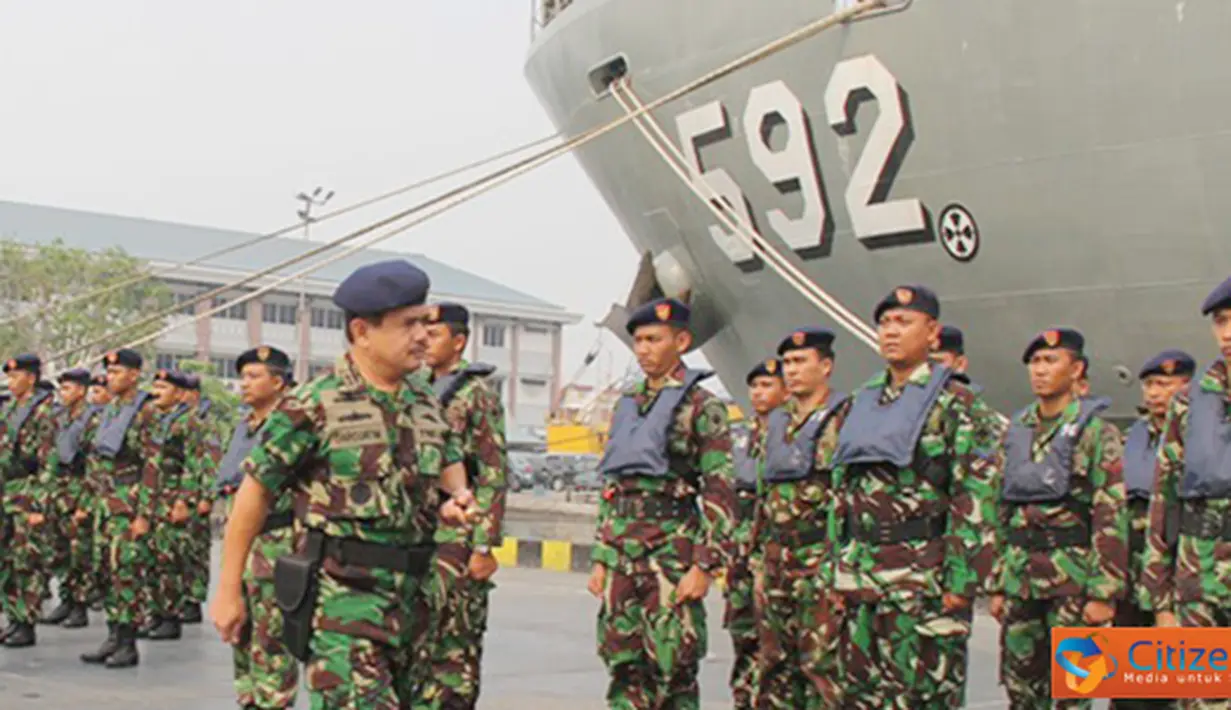 Citizen6, Jakarta: Pangkolinlamil Laksda TNI S.M. Darojatim menutup Latihan SAR dan Sea Survival Kolinlamil 2012 dalam suatu upacara militer di Dermaga Kolinlamil, Tanjung Priok, Jakarta, Jumat (21/09). (Pengirim: Dispenkolinlamil).
