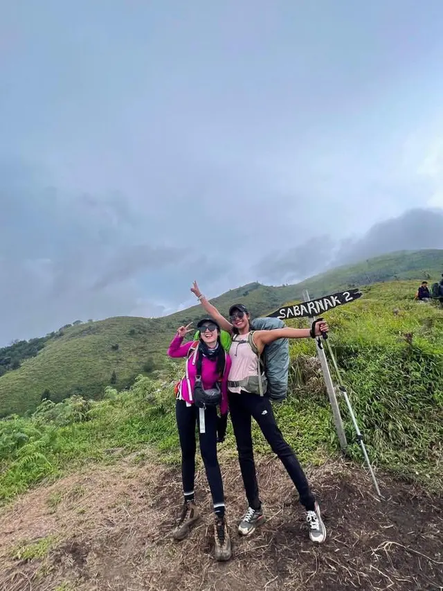 7 Gaya Sporty Febby Rastanty Saat Mendaki Gunung Merbabu, Tetap Cantik dan Stylish