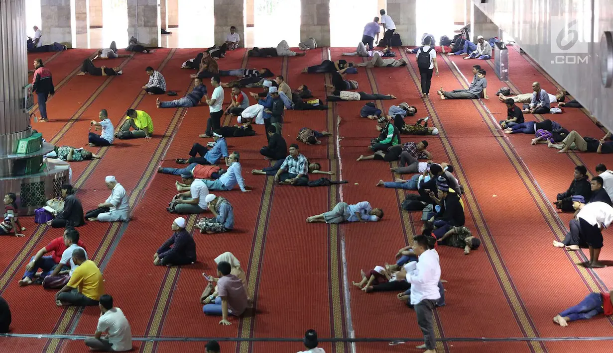 Umat muslim beraktivitas di dalam Masjid Istiqlal, Jakarta, Kamis (17/5). Di bulan Ramadan, Masjid Istiqlal menjadi salah satu masjid yang banyak dikunjungi warga untuk beribadah sekaligus menunggu waktu berbuka puasa. (Liputan6.com/Immanuel Antonius)