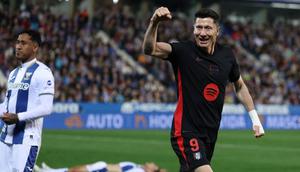 Pemain depan Barcelona asal Polandia #09 Robert Lewandowski merayakan gol bunuh diri bek Leganes asal Spanyol #03 Jorge Saenz&nbsp;dalam pertandingan LaLiga Spanyol 2024/2025 antara&nbsp;Leganes SAD&nbsp;melawan Barcelona di Estadio Municipal de Butarque pada Minggu (13/4/2025) dini hari WIB. (Thomas COEX / AFP)