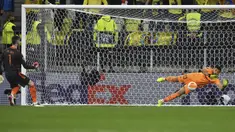 Kiper Manchester United, David De Gea melakukan eksekusi penalti yang mampu ditepis kiper Villarreal, Geronimo Rulli dalam babak adu penalti laga final Liga Europa 2020/2021 di Gdansk Stadium, Polandia, Rabu (26/5/2021). Manchester United kalah 11-12 (1-1) dari Villarreal. (AP/Adam Warzawa/Pool)