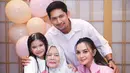 Sabuk kecil yang melingkari pinggang menonjolkan siluet tubuhnya, menciptakan kesan elegan namun tetap sederhana. Untuk alas kaki, ia memilih sepatu hak rendah berwarna netral yang melengkapi gaya lembutnya. [@ririnekawati].