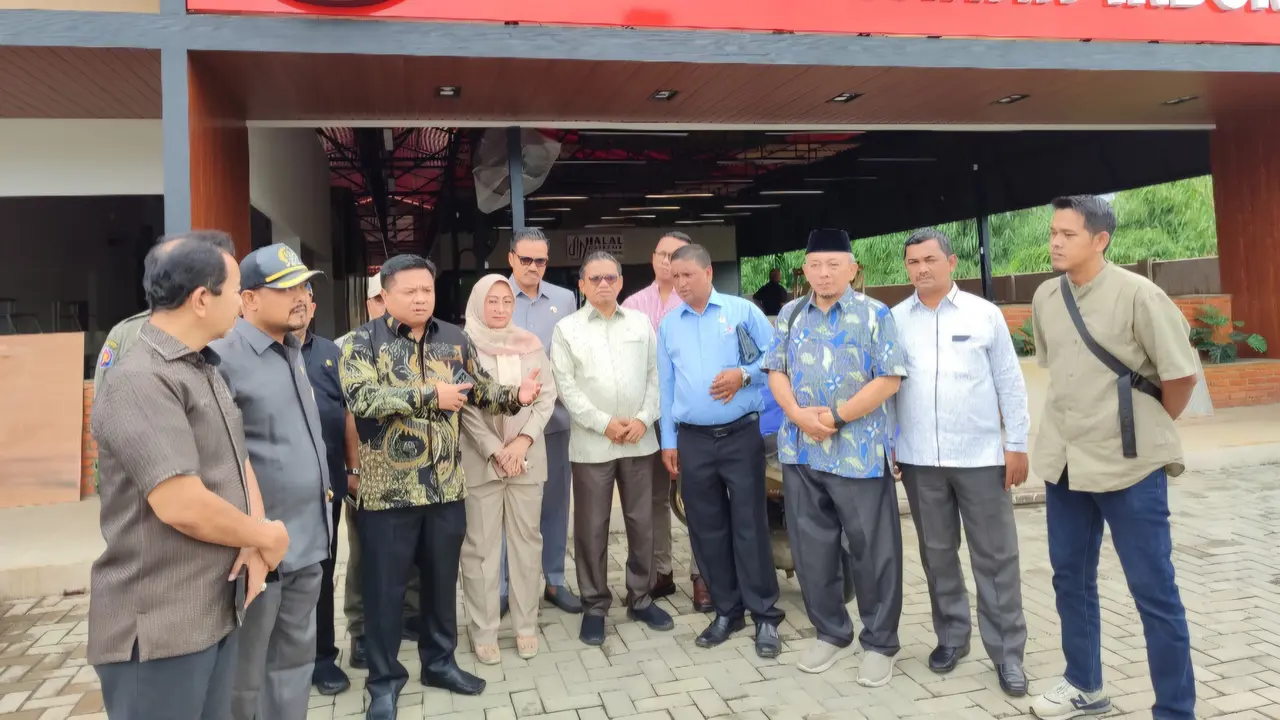 Sejumlah anggota DPRD Kota Depok melakukan sidak ke salah satu rumah makan yang melanggar GSS di kawasan GDC, Depok (Istimewa)