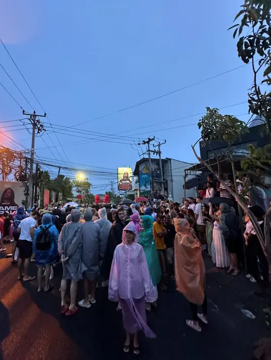 Meski didera hujan, Hyoyeon tampak semangat sampai-sampai mengenakan jas hujan ponco. “Betah ya bu di bali,” tulis Hyoyeon di keterangan foto yang menambah reaksi gelak tawa netizen Indonesia. [@hyoyeon_x_x]