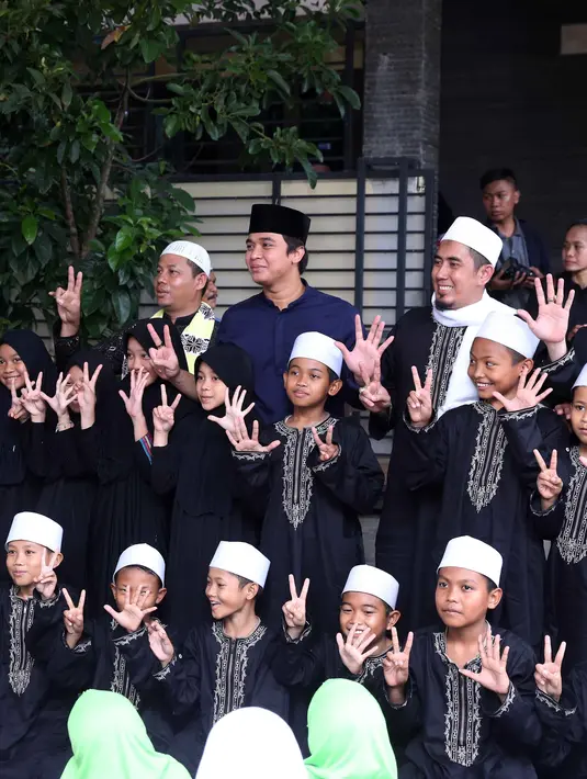 Billy Syahputra menggelar acara syukuran ulang tahun di kediaman orang tuanya di kawasan Duren Sawit, Jakarta Timur, Minggu (17/1/2016). Keceriaan pun mewarnai suasana hari itu, tampak ramai anak-anak yang ikut bersuka cita. (Nurwahyunan/Bintang.com)