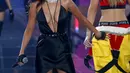 Ekspresi penyanyi Selena Gomez saat tampil di atas panggung Victoria Secret Fashion Show 2015 di New York, Selasa (10/11/2015). (REUTERS/Lucas Jackson)