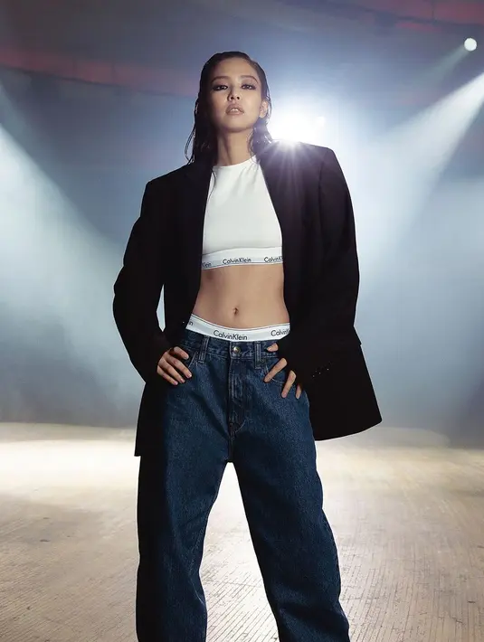 Dalam balutan blazer, Jennie BLACKPINK terlihat lebih powerful. Dipadukan dengan halterneck sport bra dan jeans [@calvinklein]