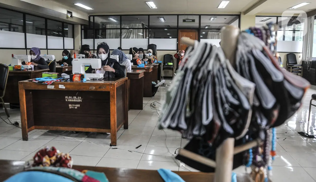Peserta mengikuti pelatihan kerajinan tangan kreasi kain perca di Kantor Sudin Pendidikan Wilayah I, Kompleks Wali Kota Jakarta Pusat, Selasa (26/10/2021). Pelatihan ini memanfaatkan kain perca sisa konveksi untuk menjadi produk bernilai jual tinggi dan bermanfaat. (merdeka.com/Iqbal S Nugroho)