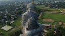 Foto udara pada 18 Mei 2019 memperlihatkan patung Buddha raksasa yang sedang dibangun di pagoda Khai Nguyen di distrik Son Tay, pinggiran Hanoi. Vietnam akan memiliki salah satu patung Buddha terbesar se-Asia Tenggara ketika pembangunannya selesai. (Photo by Manan VATSYAYANA/AFP)