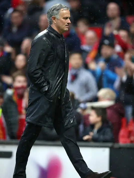 Pelatih Manchester United, Jose Mourinho berjalan usai pertandingan melawan West Bromwich Albion pada lanjutan Liga Inggris di Old Trafford, Inggris (15/4). MU kalah 0-1 atas West Bromwich Albion. (Nick Potts/PA via AP)