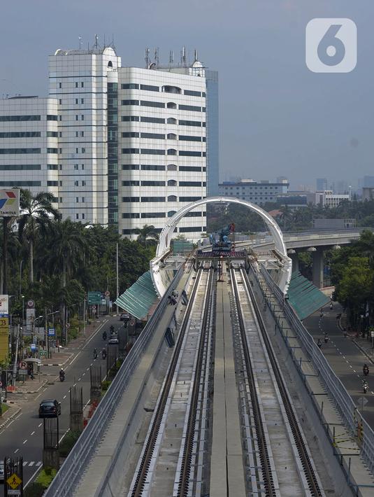 Suasana proyek konstruksi infrastruktur di kawasan Kuningan, Jakarta, Sabtu (11/4/2020). Gubernur DKI Jakarta Anies Baswedan menjelaskan bahwa proyek konstruksi boleh terus berjalan selama Ibu Kota berstatus Pembatasan Sosial Berskala Besar (PSBB). (merdeka.com/Imam Buhori)