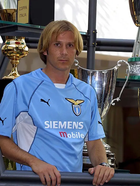 3. Gaizka Mendieta (Lazio) – Tawaran harga selangit dari Lazio, yakni 45 juta euro membuat Valencia dengan berat hati melepas pemain andalannya. Gelandang yang menghabiskan sembilan musim di Los Che ini tampil melempem di Serie A. (EPA/Michele Ricci)
