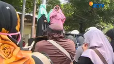Pendemo meminta Pemerintah Indonesia dan PBB untuk mendesak Pemerintah Myanmar menghentikan pertikaian dengan kaum Rohingya.