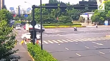Malang benar nasib wanita satu ini saat mengendarai motor di Kota Hangzhou, Provinsi Zhejiang, China. Wanita tersebut ditabrak mobil dan juga terjatuh ke dalam lubang galian.