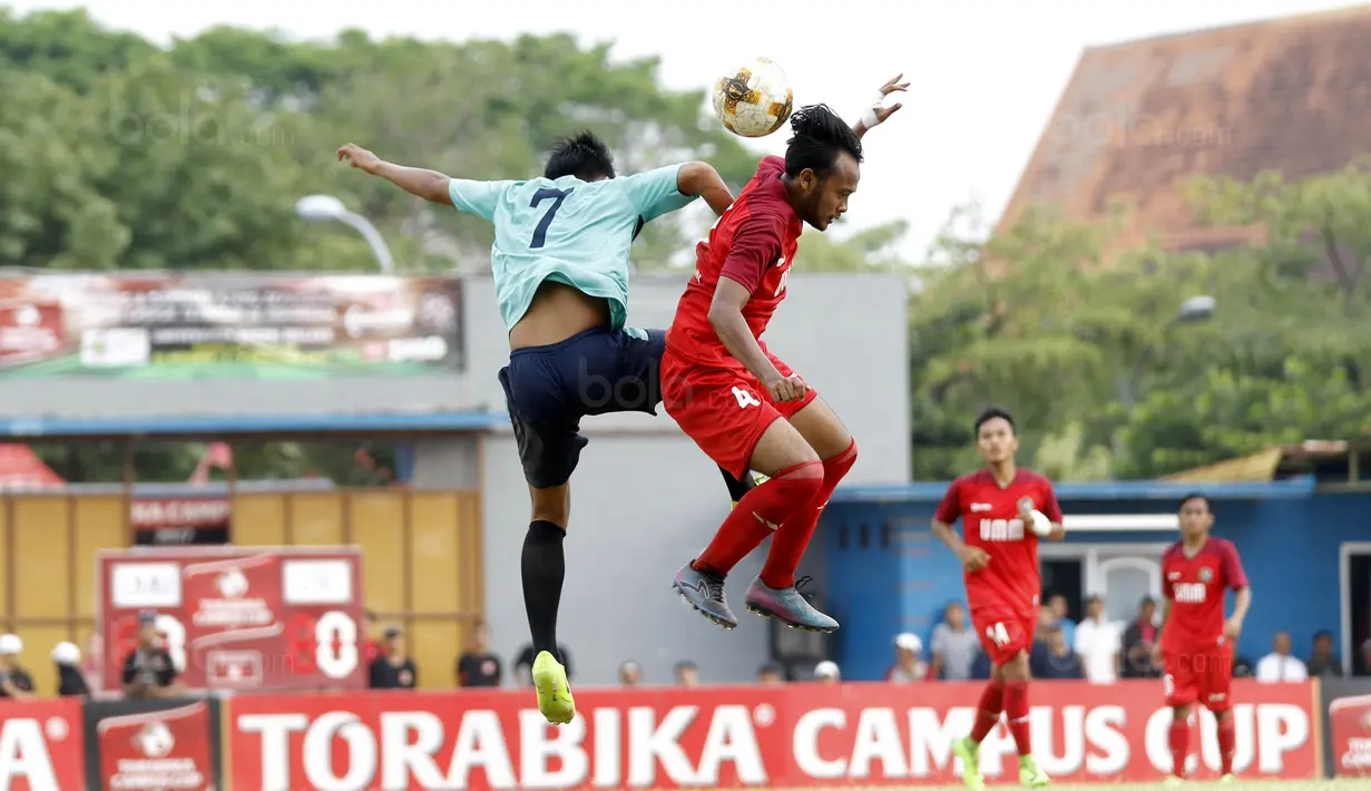 Pemain Universitas Muhammadiyah Malang (UMM), Diki, duel udara dengan pemain Universitas Negeri Malang (UM), Gana, pada laga final Torabika Campus Cup 2017 di Stadion UM, Malang, Kamis, (02/11/2017). UMM menang 2-0 atas UM. (Bola.com/M Iqbal Ichsan)