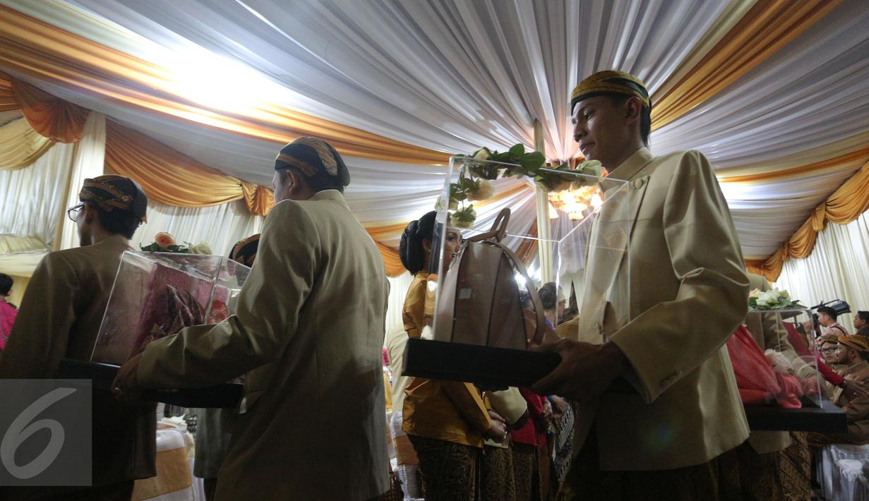 Rombongan keluarga Presiden yang diutus membawa cinderamata tiba di kediaman calon mempelai wanita, Solo, Rabu (10/6/2015). Dalam adat Jawa, pemberian cinderamata atau seserahan ini disebut Midodareni. (Liputan6.com/Faizal Fanani) 