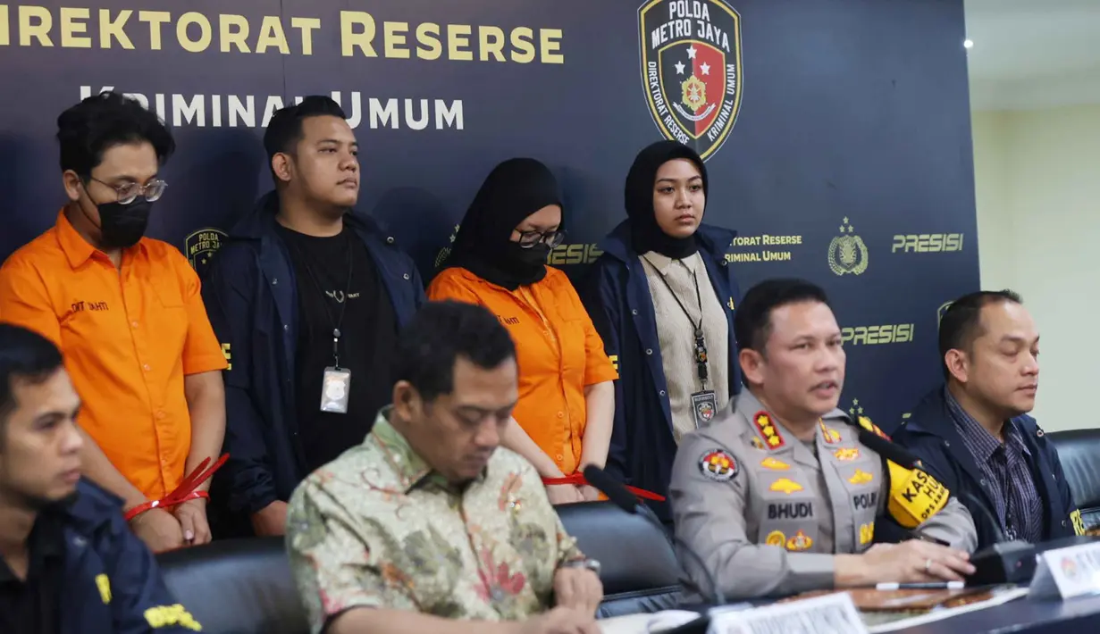 Ayu Puspita dan Dimas melakukan penipuan dengan modus menawarkan jasa penyelenggaraan pernikahan. Total kerugian penipuan ini mencapai Rp 11,5 miliar. Tampak dalam foto, Ayu Puspita, pemilik Wedding Organizer by Ayu Puspita (kedua kanan belakang), dhadirkan pada rilis kasusnya di Gedung Ditreskrimum Polda Metro Jaya, Sabtu (13/12/2025). (Kapanlagi.com/Budy Santoso)