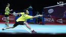 Ganda campuran Indonesia, Ricky Karandasuwardi/Debby Susanto mengembalikan kok ke arah Hafiz Faizal/Gloria Emanuelle Widjaja pada 8 besar Indonesia Open 2018 di Istora GBK, Jakarta, Jumat (6/7). Hafiz/Gloria unggul. (Liputan6.com/Helmi Fithriansyah)