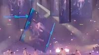 Tangkapan layar dari sebuah video menunjukkan layar video raksasa jatuh saat pertunjukan boy band Mirror di Hong Kong Coliseum pada 28 Juli 2022. (Gambar: Telegram)