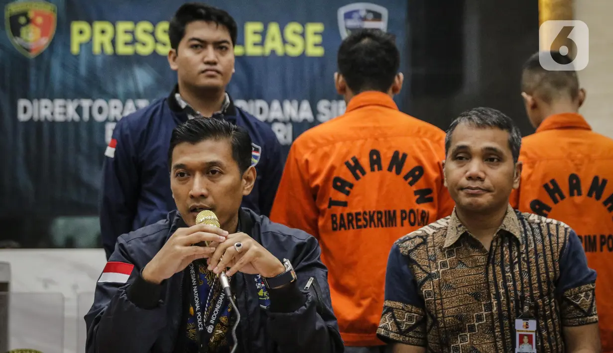 Kasubdit II Dittipidsiber Bareskrim Polri Kombes Himawan Bayu Aji saat konferensi pers terkait penangkapan pelaku hacker Indonesia di Lobi Bareskrim Polri, Jakarta, Jumat (24/1/2020). (Liputan6.com/Faizal Fanani)
