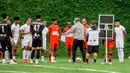 Pelatih Persipura, Jacksen Tiago memberikan instruksi kepada pemain sebelum internal game dimulai di Kusuma Agro Wisata, Batu, Malang, Jawa Timur. (Foto: Bola.com/Iwan Setiawan)