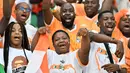 Sejumlah penonton bersorak saat pesta pembukaan Piala Afrika 2023 yang berlangsung di Stadion Alassane Ouattara Olympic, Abidjan, Pantai Gading, Minggu (14/01/2024) dini hari WIB. (AFP/Issouf Sanogo)