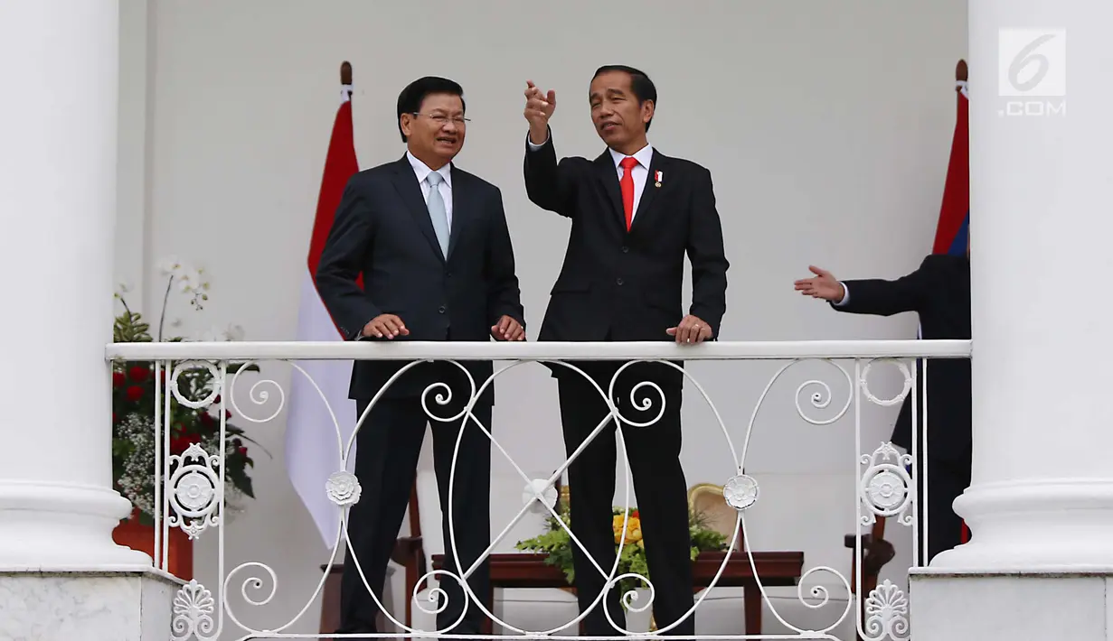 Presiden Joko WIdodo (Jokowi) berbincang dengan PM Republik Demokratik Rakyat Laos Thongloun Sisoulith di beranda Istana Bogor, Jawa Barat, Kamis (12/8). Jokowi menyambut PM Thongloun dengan upacara resmi kenegaraan. (Liputan6.com/Angga Yuniar)