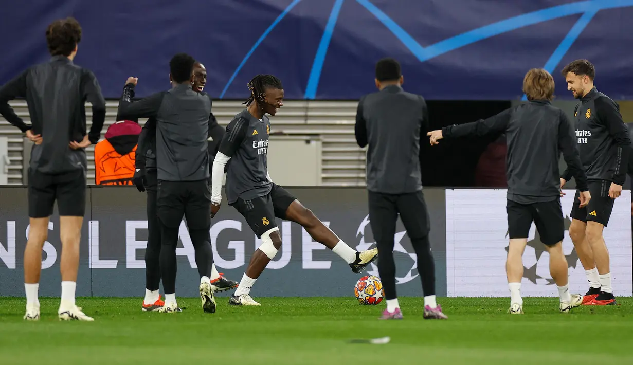 Gelandang Real Madrid, Eduardo Camavinga (tengah) dkk saat melakukan gim dalam sesi latihan di Red Bull Arena Stadium, Leipzig, Senin (12/2/2024) jelang menghadapi RB Leipzig pada leg pertama babak 16 besar Liga Champions 2023/2024. (AFP/Odd Andersen)