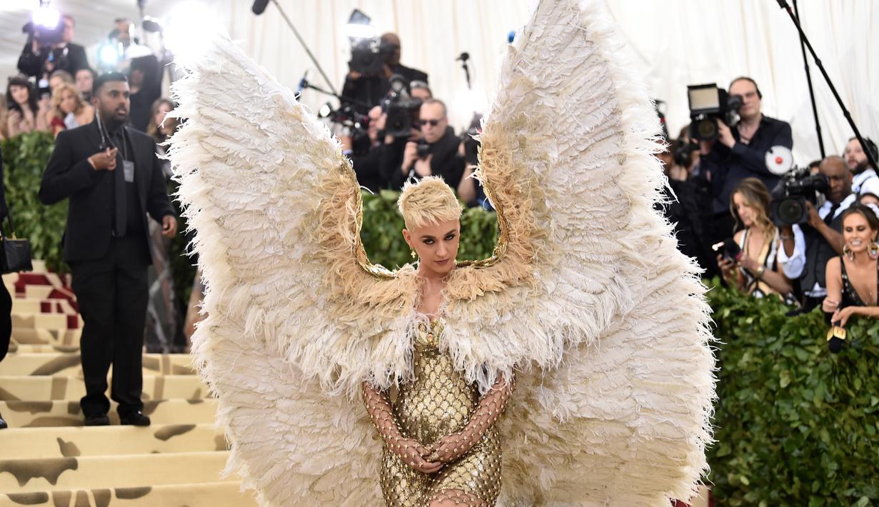 Katy Perry berpose saat menghadiri Met Gala 2018 di Metropolitan Museum of Art, New York (7/5). Katy Perry tampil dengan mengenakan sayap saat menghadiri Met Gala 2018. (Photo by Evan Agostini/Invision/AP)