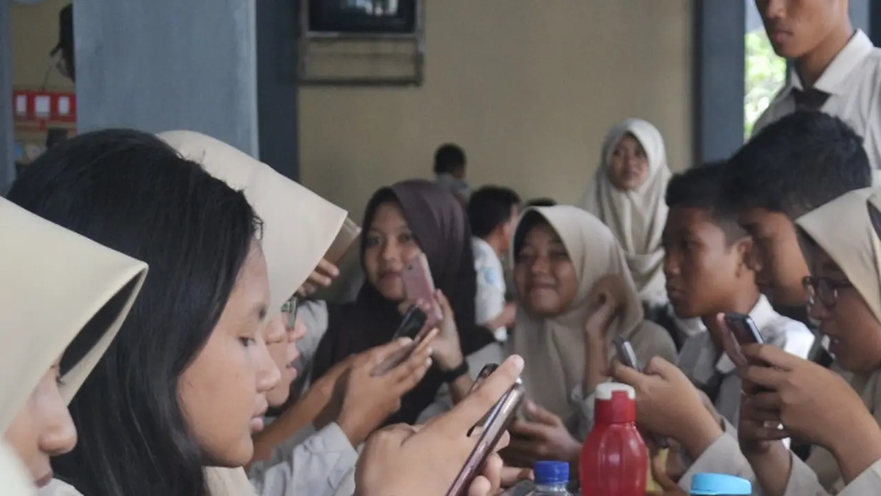 Ilustrasi - Ponsel kini sudah lazim digunakan oleh siswa. (Foto: Liputan6.com/Muhamad Ridlo)