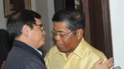 Pramono Anung (kiri) berpelukan dengan Idrus Marham (kanan) saat mengadakan pertemuan di kediaman Hatta Rajasa, Jakarta. Foto diambil pada Sabtu (15/11/2014) (Liputan6.com/Herman Zakharia)