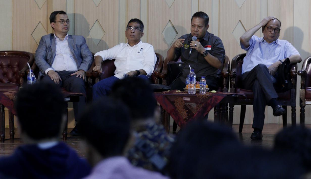 Calon ketua umum PSSI, Sarman, memberikan pemaparan saat diskusi di Wisma Kemenpora, Jakarta, Rabu (30/10/2019). Diskusi tersebut mengangkat tema "Mencari Ketua PSSI Ideal". (Bola.com/M Iqbal Ichsan)