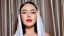 Amanda Manopo tampil elegan lewat penampilannya saat menghadiri gala premier terbarunya, Indigo. Tak hanya busana, makeupnya pun tampil begitu memukau. [@philipekarunia]