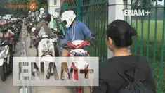 Aksi nekat Alfini menghadang pengendara motor di kawasan jalan Jendral Sudirman, di karenakan  rasa prihatin jalur yang biasa di gunakan pejalan kaki digunakan  pengendara motor.