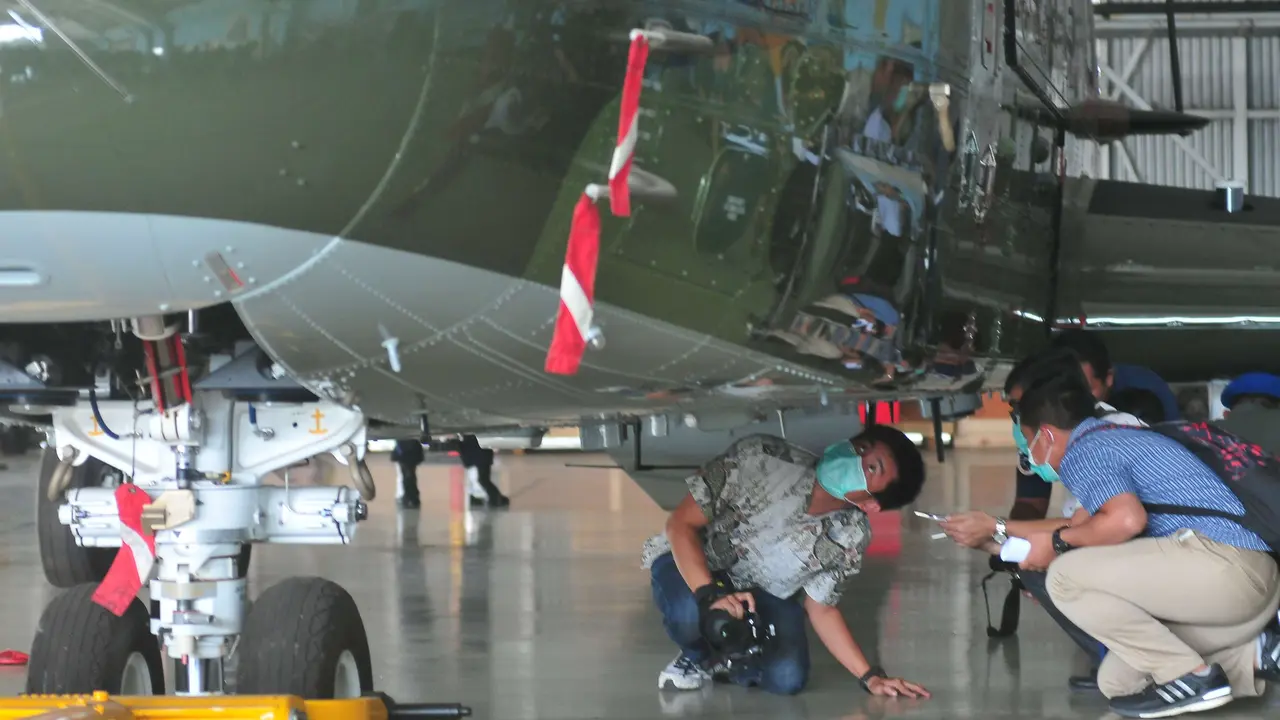 KPK dan POM TNI melakukan pemeriksaan Helikopter AW 101 di Skadron Teknik 021, Kamis (24/8/2017). 