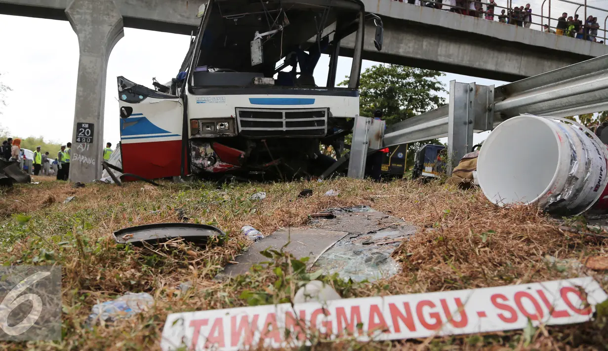 Sebuah bus PO Rukun Sayur mengalami kecelakaan di KM 202, Jawa Barat, Selasa (14/7/2015). Bus tersebut menabrak tiang jembatan penyebrangan menyebabkan 11 orang tewas dan 27 luka - luka. (Liputan6.com/Herman Zakharia)