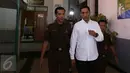 Aktor Restu Sinaga dikawal petugas meninggalkan PN Jakarta Selatan, Selasa (20/12). Majelis Hakim menunda sidang pembacaan putusan kasus narkotika Restu Sinaga lantaran salah satu Hakim Anggota berhalangan hadir. (Liputan6.com/Herman Zakharia)