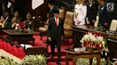 Presiden Jokowi menuju podium untuk berpidato dalam Sidang Tahunan MPR-RI Tahun 2017 di Gedung Parlemen, Jakarta (16/8). Dalam pidatonya, Jokowi menyampaikan terima kasih atas partisipasi masyarakat terkait suksesnya tax amnesty.(Liputan6.com/Johan Tallo)