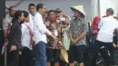 Presiden Joko Widodo didampingi Ibu Negara Iriana dan Menteri BUMN Rini Soemarno saat blusukan ke area persawahan untuk meninjau Gerakan Mengawal Musim Tanam Okmar 2018/2019 di Desa Leuwigoong, Garut, Jawa Barat, Sabtu (19/1). (Liputan6.com/Angga Yuniar)