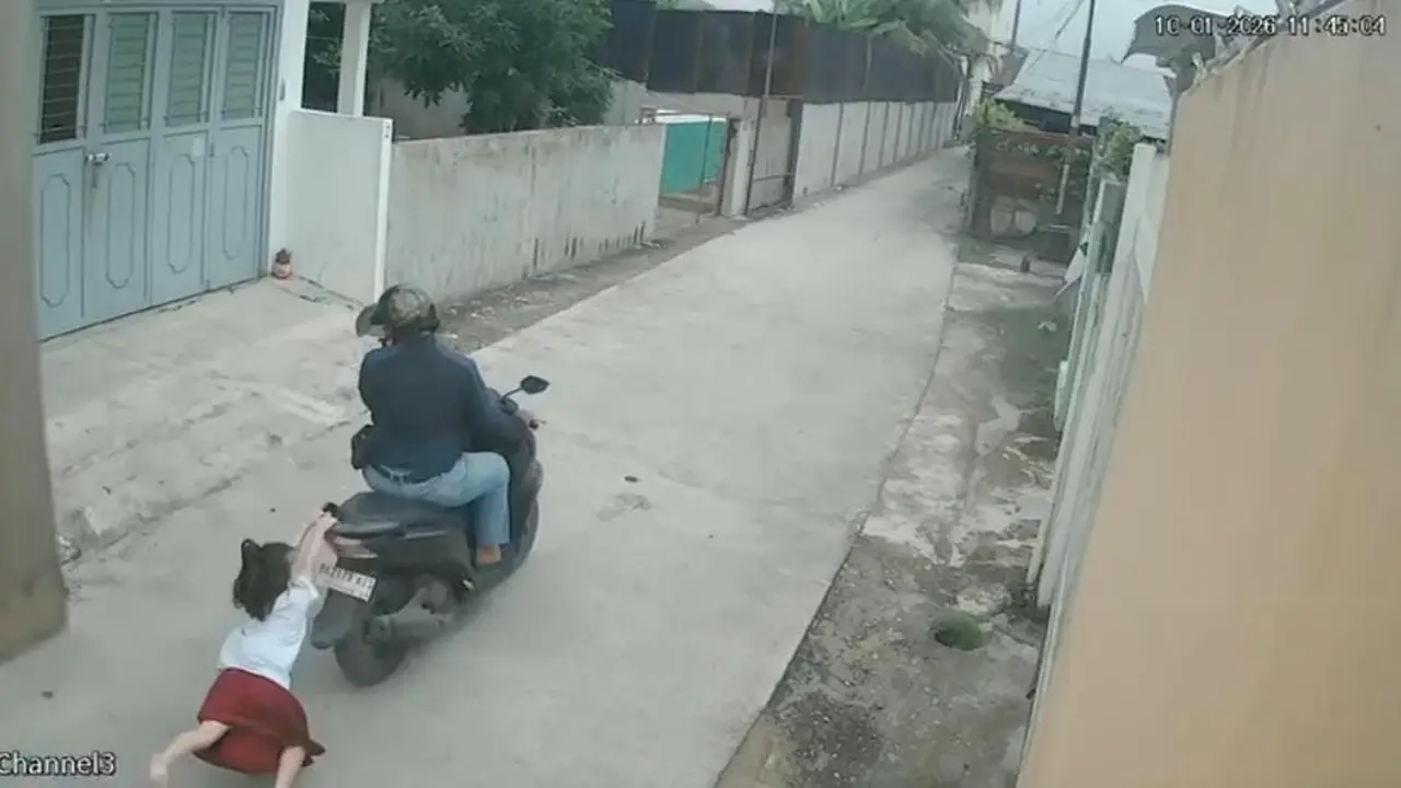 Siswi Sekolah Dasar (SD) ini rela terseret sepeda motor demi mempertahankan barang berharga miliknya yang digasak pencuri, Senin (12/1/2026) (Istimewa)