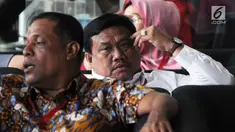 Bupati Labuhanbatu Utara Khairuddin Syah Sitorus menunggu di lobi untuk menjalani pemeriksaan oleh penyidik KPK, Jakarta, Senin (20/8). Khaerudin Sitorus diperiksa sebagai saksi untuk tersangka pejabat Kemenkeu Yaya Purnomo. (Merdeka.com/Dwi Narwoko)