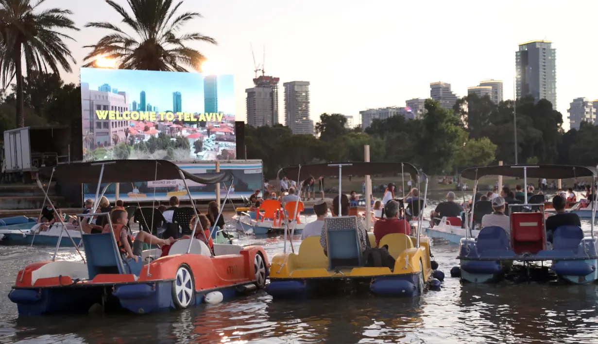 Orang-orang duduk di atas perahu saat "berlayar" di bioskop terapung, Tel Aviv, Israel, 20 Agustus 2020. Bioskop terapung ini merupakan inisiatif pemerintah Kota Tel Aviv untuk menyediakan acara budaya bagi warga selama pembatasan di tengah pandemi COVID-19. (Xinhua/JINI/Gideon Markowicz)