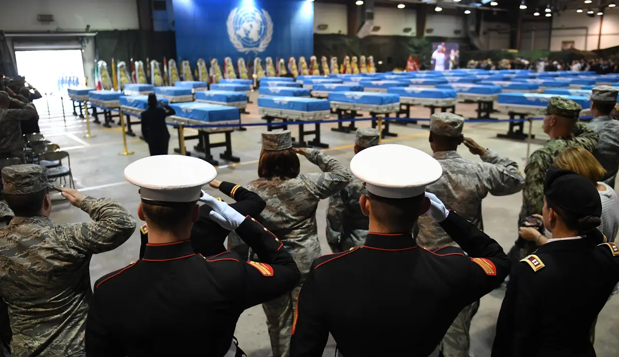 Prajurit memberi hormat kepada tentara AS yang tewas dalam Perang Korea di Pangkalan Udara Osan, Pyeongtaek, Korsel, Rabu (1/8). Pengembalian jenazah atas kesepakatan Presiden AS Donal Trump dengan Pemimpin Korea Utara Kim Jong-un. (Jung Yeon-je/Pool/AFP)